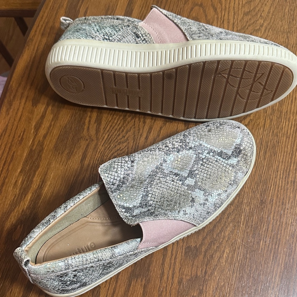 Nurture shoes, size 11M.  Brown/pink
Never worn.